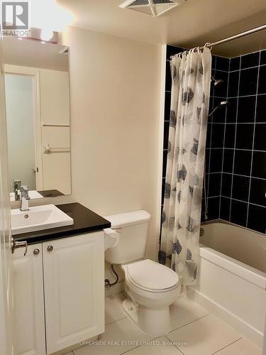 3807 - 19 Grand Trunk Crescent, Toronto, ON - Indoor Photo Showing Bathroom