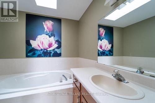 156 Golfview Road, London, ON - Indoor Photo Showing Bathroom