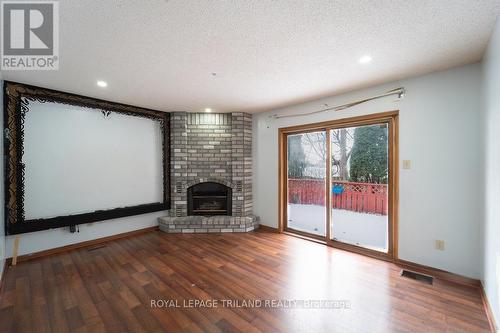 156 Golfview Road, London, ON - Indoor Photo Showing Living Room With Fireplace