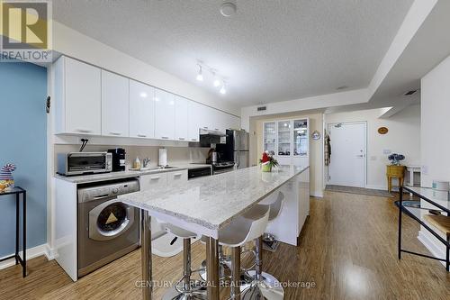 1119 - 19 Singer Court, Toronto, ON - Indoor Photo Showing Kitchen