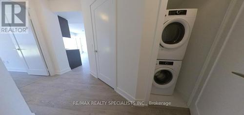 422 - 9 Mabelle Avenue, Toronto, ON - Indoor Photo Showing Laundry Room