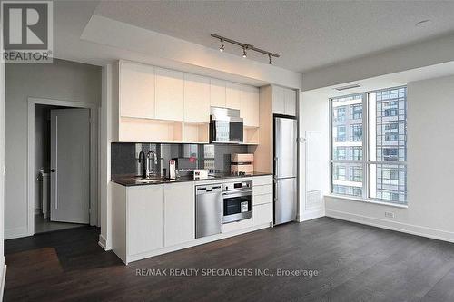 422 - 9 Mabelle Avenue, Toronto, ON - Indoor Photo Showing Kitchen