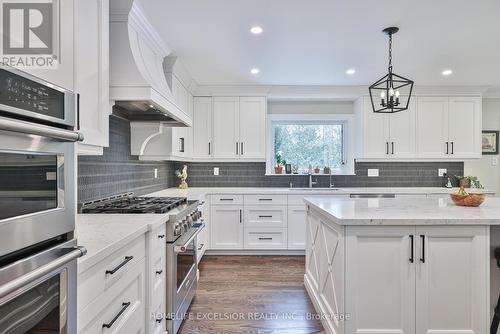 12 Bristol Sands Crescent, Uxbridge, ON - Indoor Photo Showing Kitchen With Upgraded Kitchen