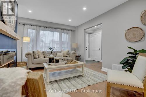 1125 Venus Crescent, Oshawa (Lakeview), ON - Indoor Photo Showing Living Room