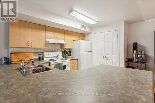 401 - 429 Somerset Street W, Ottawa, ON - Indoor Photo Showing Kitchen With Double Sink