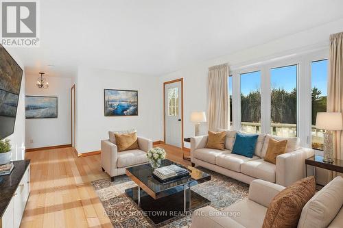 1406 County  Road 2 Road, Leeds & The Thousand Islands, ON - Indoor Photo Showing Living Room