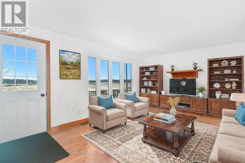 1406 County  Road 2 Road, Leeds & The Thousand Islands, ON - Indoor Photo Showing Living Room