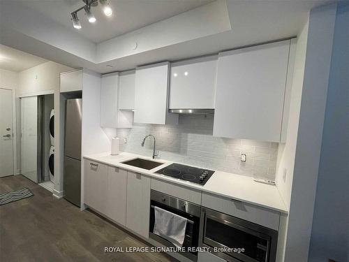 3607-99 Broadway Ave, Toronto, ON - Indoor Photo Showing Kitchen With Upgraded Kitchen