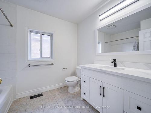 2302 Seton Cres, Burlington, ON - Indoor Photo Showing Bathroom