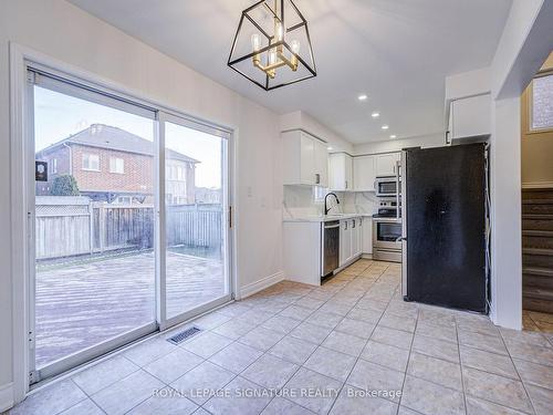 2302 Seton Cres, Burlington, ON - Indoor Photo Showing Kitchen