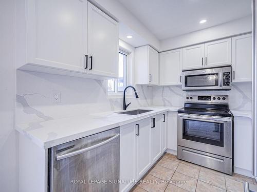 2302 Seton Cres, Burlington, ON - Indoor Photo Showing Kitchen With Upgraded Kitchen