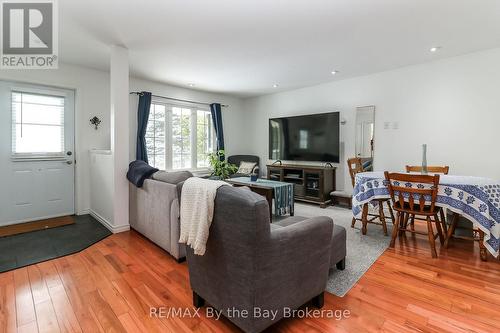 27 50Th Street N, Wasaga Beach, ON - Indoor Photo Showing Living Room