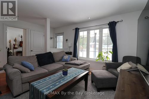 27 50Th Street N, Wasaga Beach, ON - Indoor Photo Showing Living Room