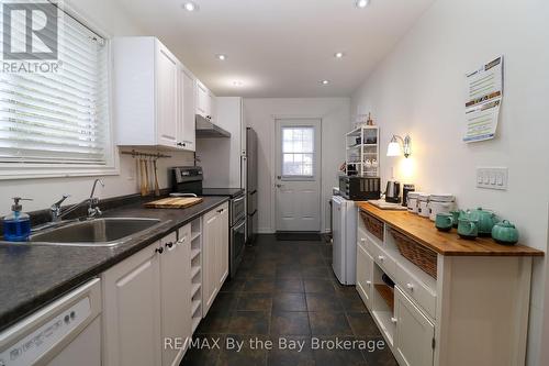 27 50Th Street N, Wasaga Beach, ON - Indoor Photo Showing Kitchen With Double Sink