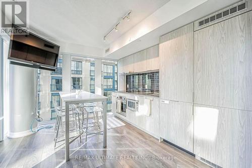 1012 - 60 Shuter Street, Toronto, ON - Indoor Photo Showing Kitchen