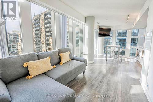 1012 - 60 Shuter Street, Toronto, ON - Indoor Photo Showing Living Room