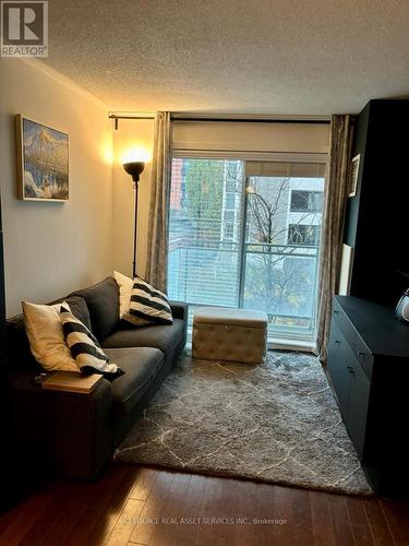 302 - 138 Somerset Street W, Ottawa, ON - Indoor Photo Showing Living Room