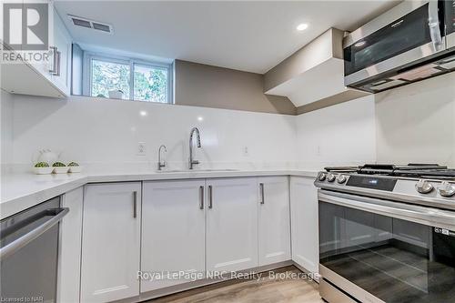 7027 Garden Street, Niagara Falls, ON - Indoor Photo Showing Kitchen