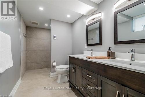 7027 Garden Street, Niagara Falls, ON - Indoor Photo Showing Bathroom