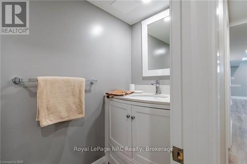 7027 Garden Street, Niagara Falls, ON - Indoor Photo Showing Bathroom