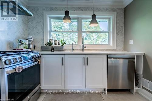 7027 Garden Street, Niagara Falls, ON - Indoor Photo Showing Kitchen