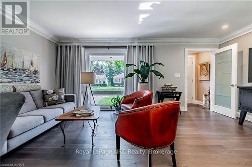 7027 Garden Street, Niagara Falls, ON - Indoor Photo Showing Living Room