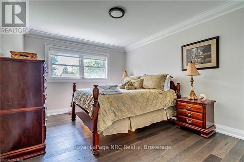 7027 Garden Street, Niagara Falls, ON - Indoor Photo Showing Bedroom