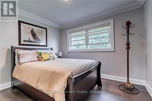 7027 Garden Street, Niagara Falls, ON - Indoor Photo Showing Bedroom