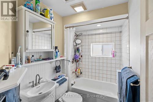 47 Barnesdale Avenue N, Hamilton, ON - Indoor Photo Showing Bathroom