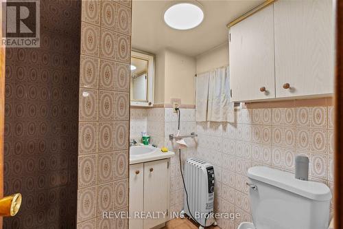 47 Barnesdale Avenue N, Hamilton, ON - Indoor Photo Showing Bathroom