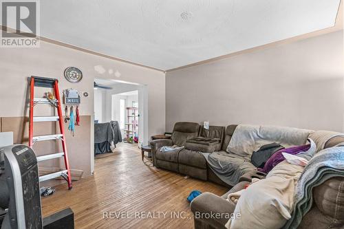 47 Barnesdale Avenue N, Hamilton, ON - Indoor Photo Showing Living Room