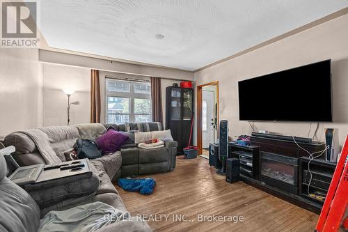 47 Barnesdale Avenue N, Hamilton, ON - Indoor Photo Showing Living Room