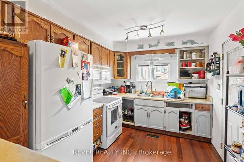 47 Barnesdale Avenue N, Hamilton, ON - Indoor Photo Showing Kitchen