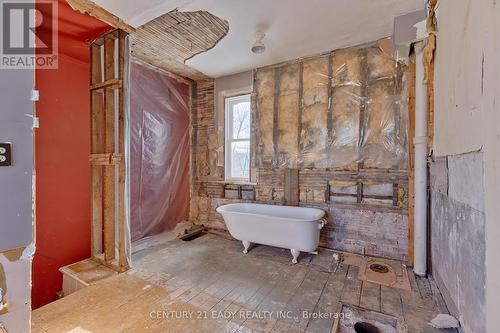 392 Isabella Street, Pembroke, ON - Indoor Photo Showing Bathroom