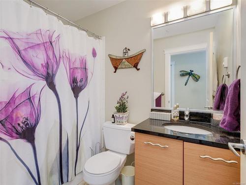 204-2380 Brethour Ave, Sidney, BC - Indoor Photo Showing Bathroom