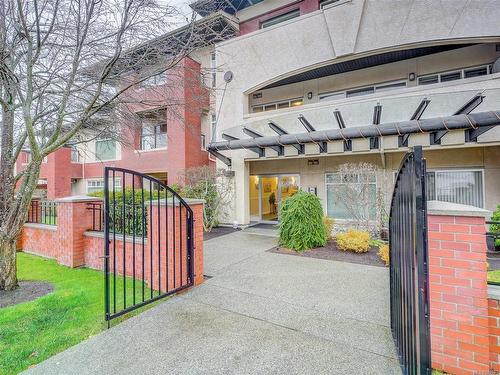 204-2380 Brethour Ave, Sidney, BC - Outdoor