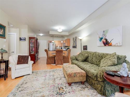 204-2380 Brethour Ave, Sidney, BC - Indoor Photo Showing Living Room