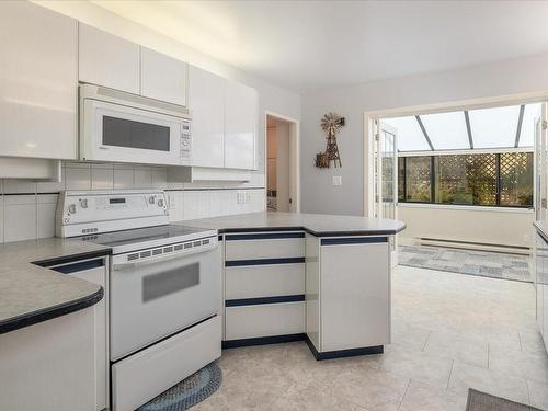 101-145 Newcastle Ave, Nanaimo, BC - Indoor Photo Showing Kitchen