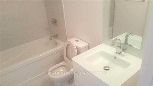 603-111 St Clair Ave W, Toronto, ON - Indoor Photo Showing Bathroom