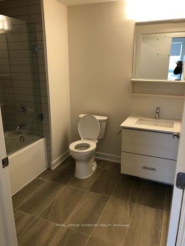 404-340 Plains Rd E, Burlington, ON - Indoor Photo Showing Bathroom