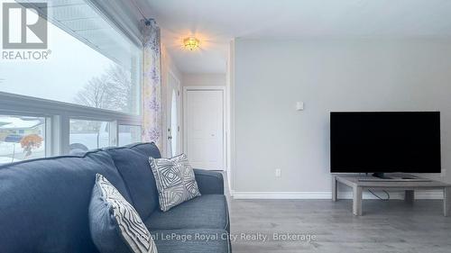 793 Eastwood Drive, Saugeen Shores, ON - Indoor Photo Showing Living Room