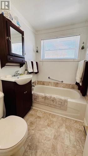 366 Ninth Avenue, Cochrane, ON - Indoor Photo Showing Bathroom