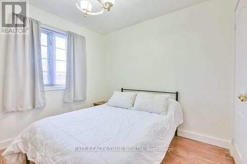 33 Brown Wood Drive, Barrie, ON - Indoor Photo Showing Bedroom