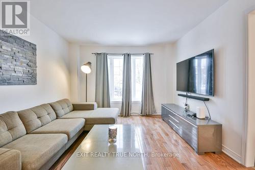 33 Brown Wood Drive, Barrie, ON - Indoor Photo Showing Living Room