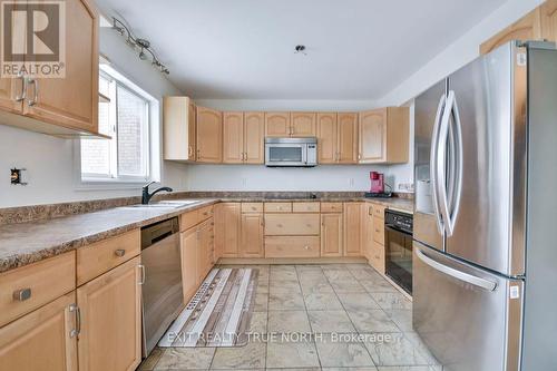 33 Brown Wood Drive, Barrie, ON - Indoor Photo Showing Kitchen