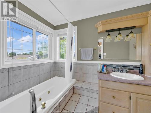 28 Carter Avenue, Leamington, ON - Indoor Photo Showing Bathroom