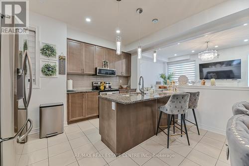 15 Oleary Road, Brampton, ON - Indoor Photo Showing Kitchen With Upgraded Kitchen