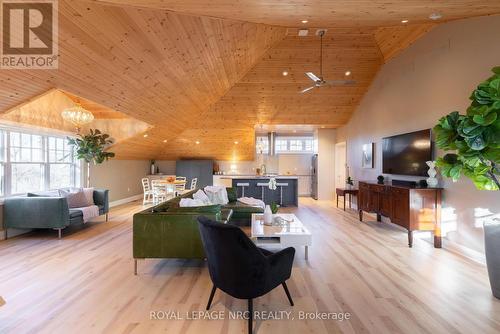 50 Hillcrest Avenue, St. Catharines (457 - Old Glenridge), ON - Indoor Photo Showing Living Room