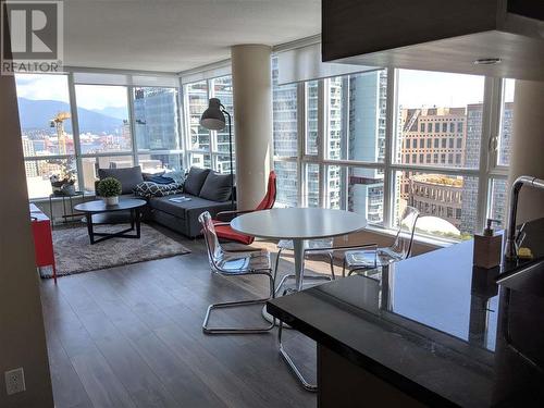 25Fl 833 Seymour Street, Vancouver, BC - Indoor Photo Showing Living Room