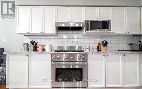 15 Dunsmore Lane, Barrie, ON - Indoor Photo Showing Kitchen With Upgraded Kitchen